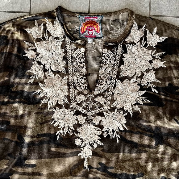 Johnny Was Christina Cotton Camouflage Floral Embroidered Raw Hem Top Size Large - Picture 3 of 13